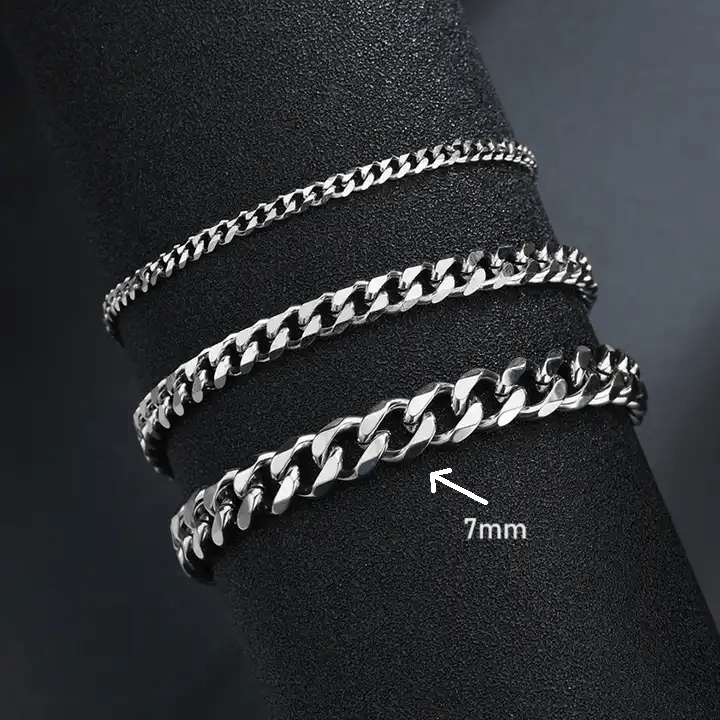 tre olika silver armband där olika tjocklekar visas upp