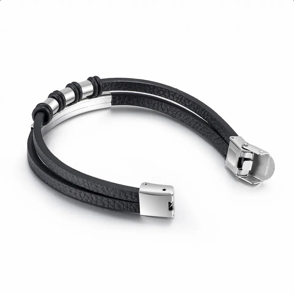 läderarmband i svart med två remmar, stål design och silver färg, ligger ner öppet