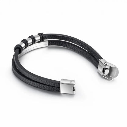 läderarmband i svart med två remmar, stål design och silver färg, ligger ner öppet