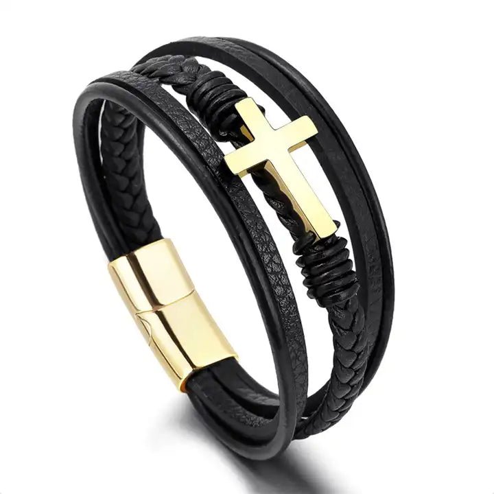 läderarmband med fem remmar i svart, ett guld kors och ett guld lås