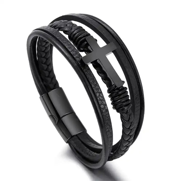 läderarmband med fem remmar i svart, ett svart kors och ett svart lås